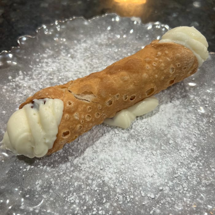 Cannoli large.