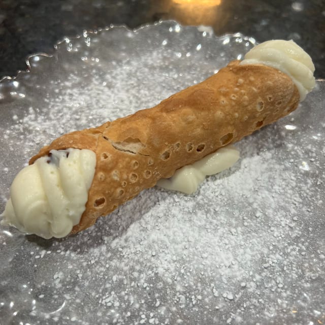 Cannoli large.